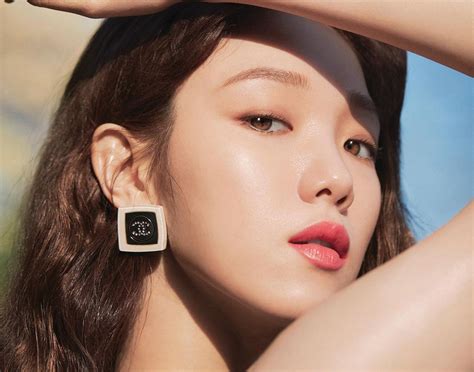 5 Rahasia Wajah Cerah Glowing ala Artis yang Langsung Bikin Kaget! 5 Rahasia Wajah Cerah Glowing ala Artis yang Langsung Bikin Kaget!